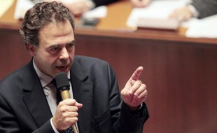 Le ministre de l'Education nationale Luc Chatel a assuré mercredi soir qu'il "veut améliorer le système (d'évaluation) pour qu'il soit plus juste", à la veille d'un appel à la grève des syndicats d'enseignants qui réclament le retrait des projets du gouvernement.