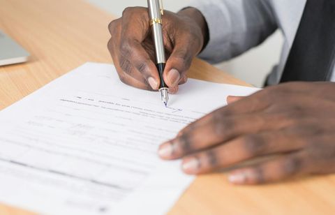 Les clauses importantes à vérifier avant d’accepter un contrat de travail