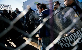 Des migrants à la frontière entre la Grèce et la Macédoine près de Gevgelija le 21 avril 2016