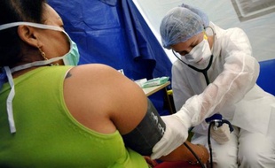 Une infirmière fait les tests pour la grippe A (H1N1) à une femme à Nouméa, en Nouvelle Calédonie, le 21 août 2009