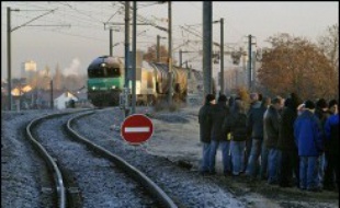 Le trafic SNCF était assuré en moyenne à 95% sur l'ensemble de la France lundi, sauf dans trois régions, Alsace, Auvergne et Pays de la Loire ainsi qu'à Paris-Saint-Lazare et Paris-Nord, assez perturbées en raison de grèves liées au service d'hiver, a indiqué la direction.