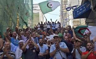 Des manifestants algériens