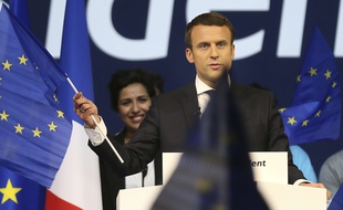Emmanuel Macron agite le drapeau européen pendant un meeting à Nantes, le 19 avril 2017.