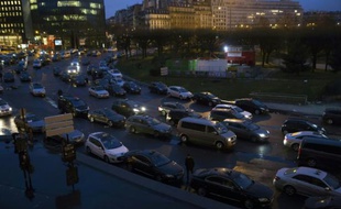 Des chauffeurs de taxis en grève manifestent Porte Maillot, le 27 janvier 2016 à Paris