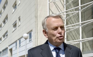 Jean-Marc Ayrault a demandé samedi au ministre de l'Intérieur Manuel Valls "d'engager immédiatement" une procédure en vue de la dissolution du groupuscule d'extrême droite Jeunesses nationalistes révolutionnaires (JNR) après la mort de Clément Méric, a annoncé Matignon.