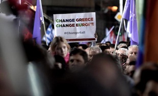 Des participants à un meeting électoral de Syriza, le 22 janvier 2015 à Athènes