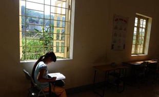 To go with AFP story Vietnam-China-women-trafficking-social,FEATURE by CAT BARTON Kiab, une adolescente Hmong, dont le nom a été modifié pour protéger son identité, fait ses devoirs dans un centre gouvernemental de la ville de Lao Cai, au Vietnam