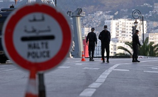 Des forces de police à Alger, le 6 avril 2020.