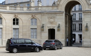 La voiture présidentielle et son escorte dans la cour de l'Elysée.