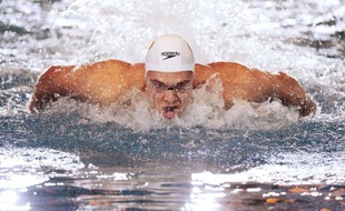Le champion olympique du 50 m libre Florent Manaudou a signé le 2e temps des séries sur 50 m papillon (24.05), au lendemain des obsèques de son meilleur ami d'enfance, lors des Championnats de France mardi à Rennes.