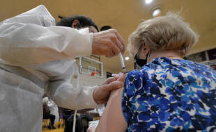 Une femme est vaccinée contre le Covid-19, le 11 janvier, à New York.