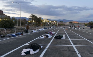 La ville de Las Vegas a installé des sans-abri sur un parking le 29 mars 2020, après la fermeture d'un centre d'accueil.