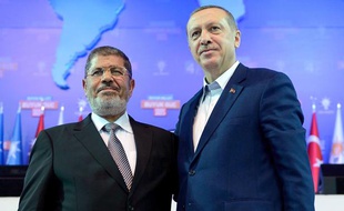 Mohamed Morsi, l'ancien président égyptien, et Recep Tayyip Erdogan (à dr.), le Premier ministre turc, le 30 septembre 2012 à Ankara.
