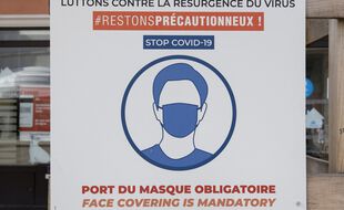 Une affiche sur les gestes barrières, à Cannes (Alpes-Maritimes). (illustration