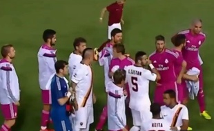 Seydou Keita jette une bouteille d'eau sur Pepe le 30 juillet 2014.