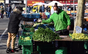 Illsutration du marché de Wazemmes, à Lille, le 22 mars, pendant le confinement.
