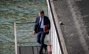 Emmanuel Macron prenant le bateau pour se rendre au ministère de l'Economie le 30 août 2016.