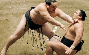 Le sumotori Asashoryu (à gauche) lors d'un combat de sumo contre Aminishiki le 1 janvier 2009 à Tokyo.