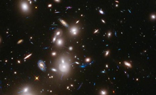 L'amas de galaxies Abell 2744, le plus jeune et lointain jamais observé, vu le 8 janvier 2014 par le téléscope spatial Hubble tel qu'il était il y a 3,5 milliards d'années
