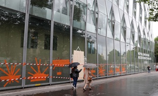 Les vitres de l'hôpital Necker, à Paris, ont été endommagées lors de la manifestation du 14 juin 2016.