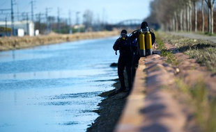 Des plongeurs de la gendarmerie au bord du canal latéral à la Garonne, à Pompignan dans le Tarn-et-Garonne. Illustration.