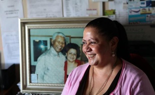 Dans la même minute, Nelson Mandela et une tornade sont entrés dans le magasin. De cet improbable enchaînement est née l'amitié entre le héros sud-africain et Stella Hawkes, à l'époque modeste gérante de pharmacie dans une petite ville de province sud-africaine.