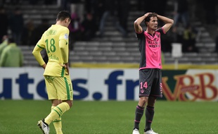 Le milieu de terrain toulousain Pantxi Sirieix (à droite) est déçu à la fin du match nul entre Nantes et le TFC, le 5 novembre au stade de la Beaujoire.