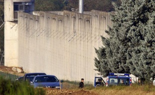 Rondes d'hélicoptère au-dessus du palais de justice, équipe cynophile, GIPN et Raid dans la salle des pas perdus: mardi à Lyon a débuté le procès sous haute surveillance de deux anciens détenus et trois de leurs complices, pour leur évasion spectaculaire à l'explosif en 2009 de la centrale de Moulins-Yzeure.