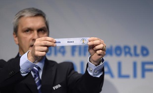 Gordon Savic, responsable du département des Qualifications de la Coupe du monde, tient le bulletin de l'Equipe de France.