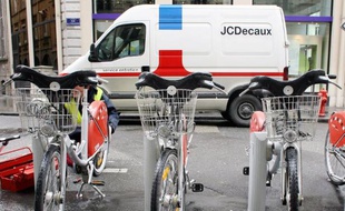Une camionnette siglée du nom du groupe d'affichage et de mobilier urbain JCDecaux, le 8 février 2007 à Lyon