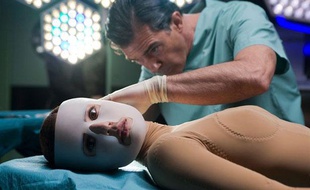 Antonio Banderas campe un chirurgien devenu un peu fou après l'accident de sa femme, grièvement brûlée dans le dernier film de Pedro Almodovar La piel que habito.