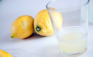 Le jus de citron tiède, bu le matin à jeun, aurait de nombreuses vertus.