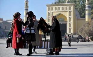Des femmes ouïghours devant une mosquée à Kashgar dans la région du Xinjiang le 8 novembre 2013