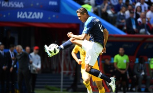 Raphael Varane au duel face à l'Australie