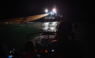 Des membres de l'ONG Sea Sheperd surveillent un bateau de pêche au travail dans le golfe de Gascogne, en janvier 2020.