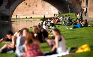 Des Toulousains prennent le soleil sur les berges de la Garonne.