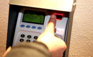 Un terminal qui reconnaît l'empreinte digitale. L'invention japonaise ira plus loin en analysant les réseaux vasculaires, à l'intérieur du doigt de l'utilisateur.