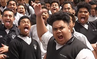 Les élèves du Wesley College, l'ancien lycée de Jonah Lomu, lui rendent hommage dans un haka.