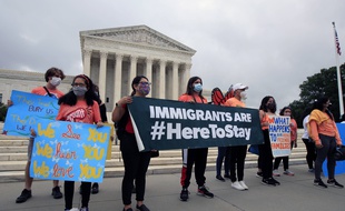 Des manifestants devant la Cour suprême américaine à Washington, le 18 juin 2020.