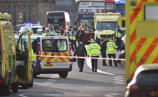 Une attaque sans doute terroriste sur le pont de Westminster et devant le Parlement britannique, à Londres, a fait au moins deux morts et de nombreux blessés, le 22 mars 2017.