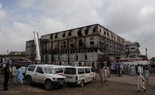 Les autorités pakistanaises ont accusé de meurtre les trois propriétaires de l'usine de textile de Karachi qui a pris feu mardi soir, causant la mort de 289 ouvriers, ont indiqué jeudi des sources policières.