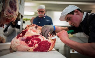 Des apprentis en boucherie.