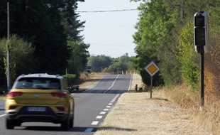 Photo du 23 août 2019 montrant une voiture roulant sur une route équipée d'un radar, à Nevoy.