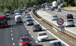 Des voitures circulent sur l'autoroute A7, le 4 juillet 2008 en périphérie de Lyon.