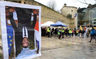 Huit personnes étaient jugées vendredi à Bordeaux pour avoir décroché des portraits présidentiels dans des mairies du Bassin d'Arcachon.