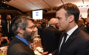 Emmanuel Macron et le Grand Rabbin de France Haim Korsia, lors du dîner du CRIF au Carrousel du Louvre, en 2018