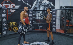 Denis Bouanga, ici lors d'un entraînement de boxe en juin à Saint-Chamond (Loire) aux côtés de Sylvain Thomas.