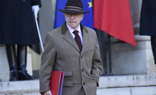 Le ministre de l'Intérieur Bernard Cazeneuve à la sortie du Conseil des ministres le 4 janvier 2016 à l'Elysée à Paris