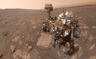 Un selfie du rover Curiosity pris au mois d'octobre sur la planète Mars, avec en toile de fond le mont Sharp.
