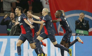 Javier Pastore entouré de ses coéquipiers, le 2 avril 2014 au Parc des Princes.